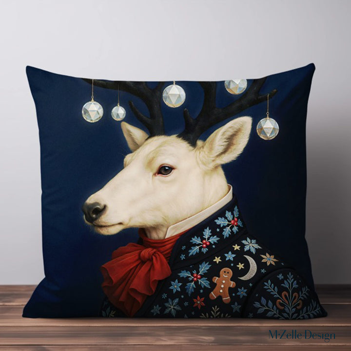 Coussin décoratif de Noël Mzelle Design, renne majestueux aux bois ornés de boules origami iridescentes, touche poétique et féerique sur fond bleu nuit