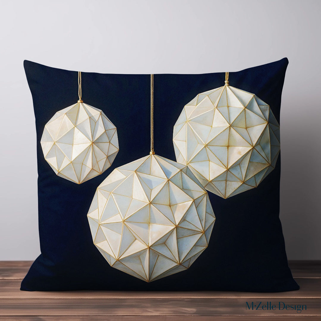 Coussin décoratif de Noël Mzelle Design, boules décoratives en origami iridescentes, touche poétique et féerique sur fond bleu nuit