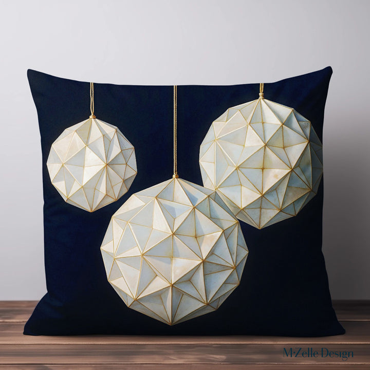 Coussin décoratif de Noël Mzelle Design, boules décoratives en origami iridescentes, touche poétique et féerique sur fond bleu nuit
