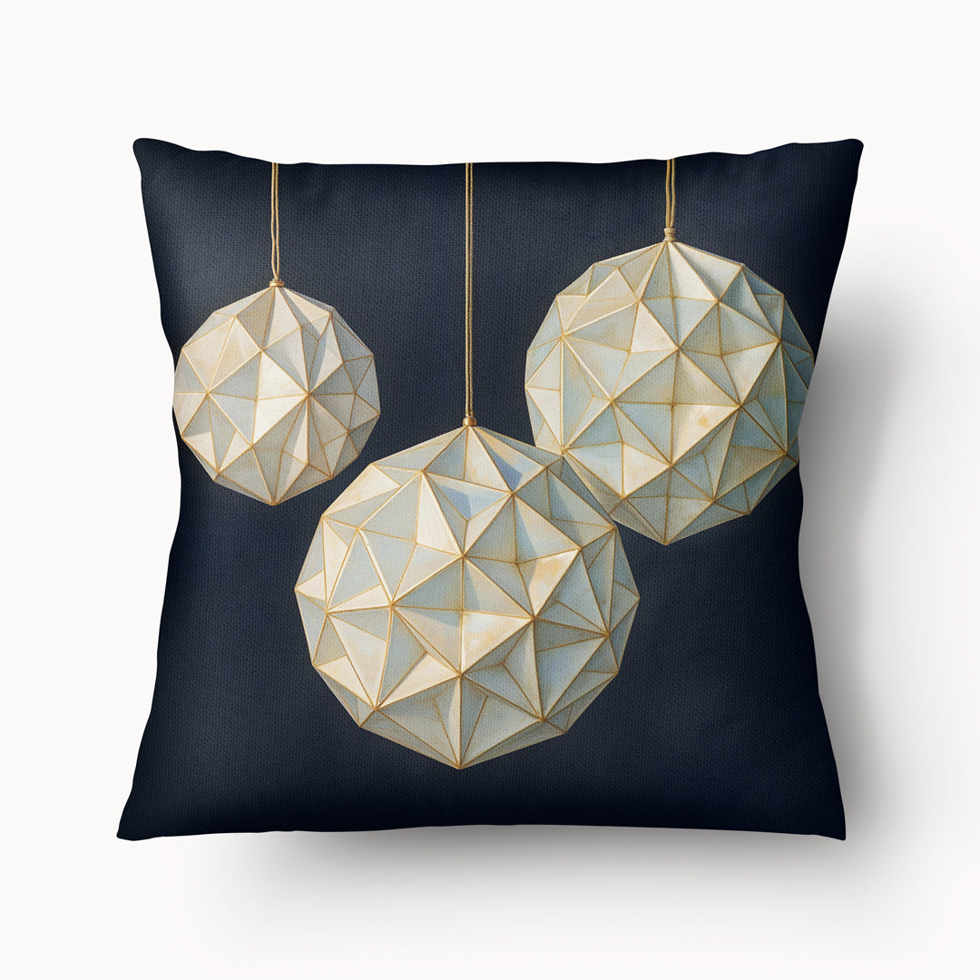 Coussin décoratif de Noël Mzelle Design,  orné de boules origami iridescentes, touche poétique et féerique 