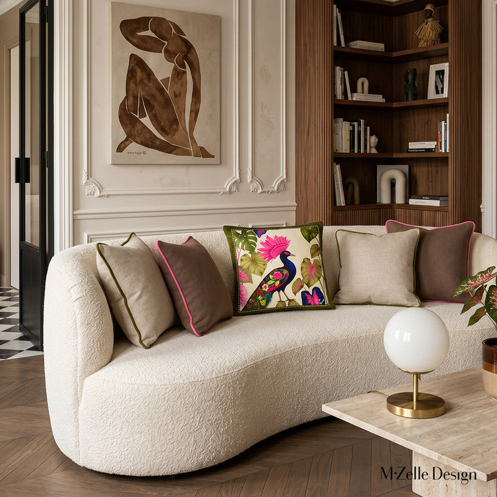 Photographie d’intérieur haut de gamme, salon haussmannien avec un canapé design demi-lune en revêtement bouclette ivoire texturée, orné d'un large coussin mzelle design motif oiseau, une accumulation raffinée de coussins unis.  Moulures anciennes et reproduction de Matisse au mur Poutres de chêne et parquet point de Hongrie.