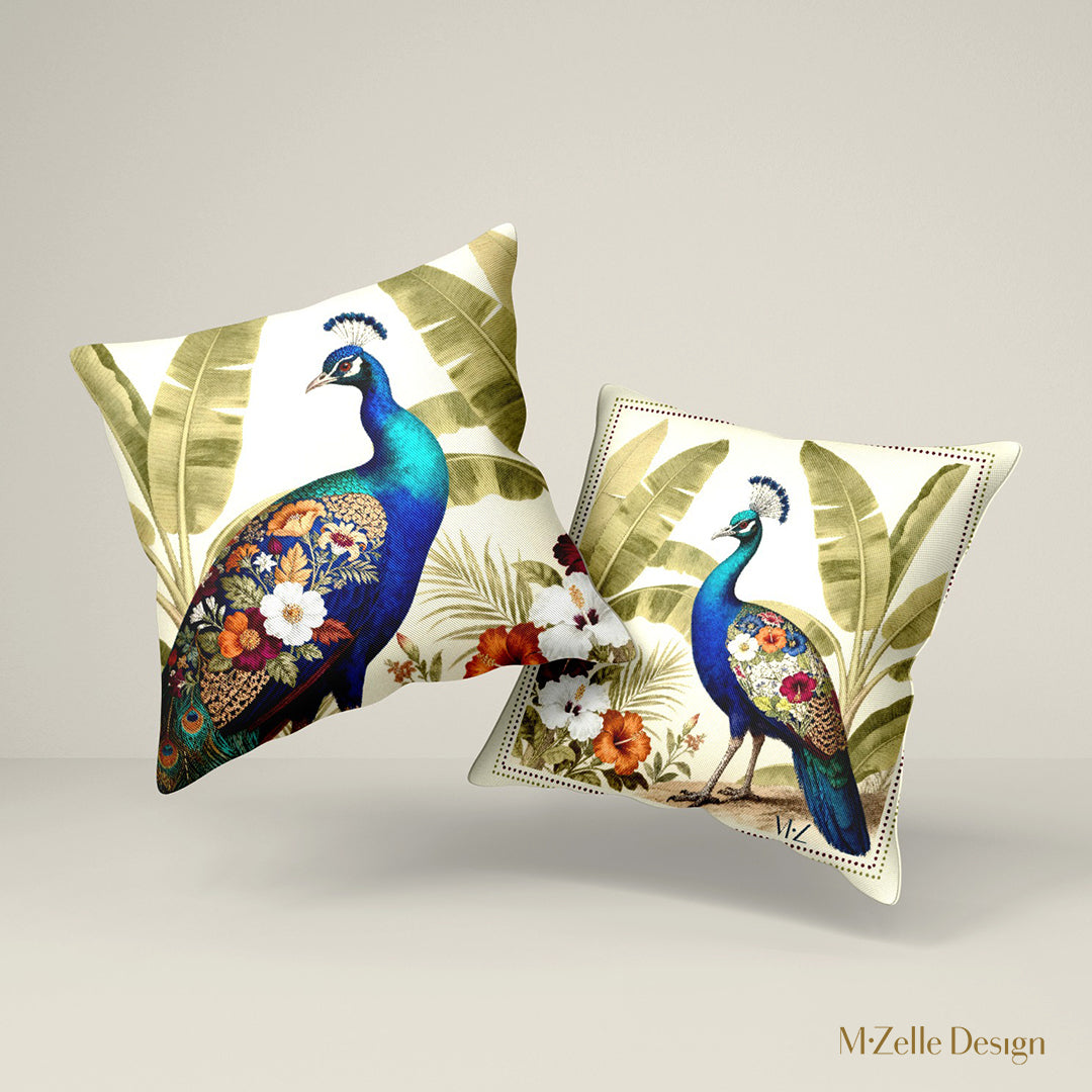 Coussins en aspect lin sur le thème OISEAUX Mzelle design, beau Paon Bleu dans le style Naturaliste, jardin exotique sur fond écru. 