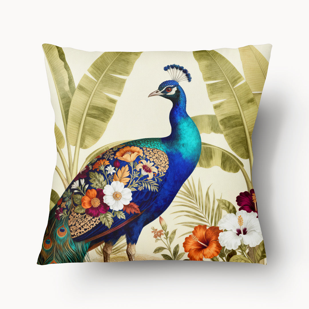Housse de Coussin en aspect lin sur le thème OISEAUX Mzelle design, beau Paon Bleu dans le style Naturaliste, jardin exotique sur fond écru. 