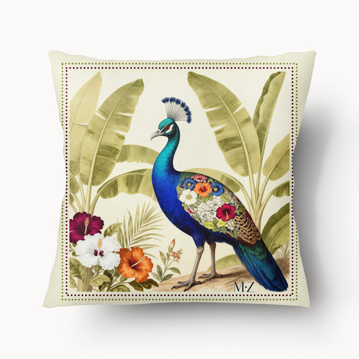 Coussin en aspect lin sur le thème OISEAUX Mzelle design, beau Paon Bleu dans le style Naturaliste, jardin exotique sur fond écru. 