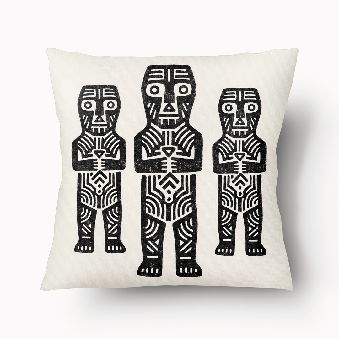 Coussin décoratif MZelle Design, écru et noir motifs tribaux fétiches protecteurs issus des traditions africaines