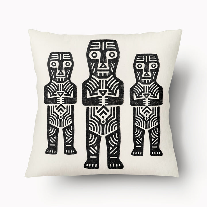 Coussin décoratif MZelle Design, écru et noir motifs tribaux fétiches protecteurs issus des traditions africaines