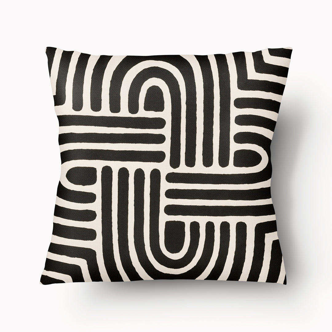 Coussin décoratif MZelle Design, écru et noir motifs tribaux fétiches protecteurs issus des traditions africaines