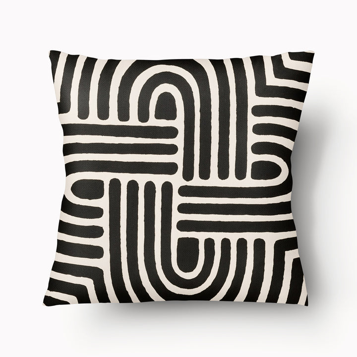 Coussin décoratif MZelle Design, écru et noir motifs tribaux fétiches protecteurs issus des traditions africaines