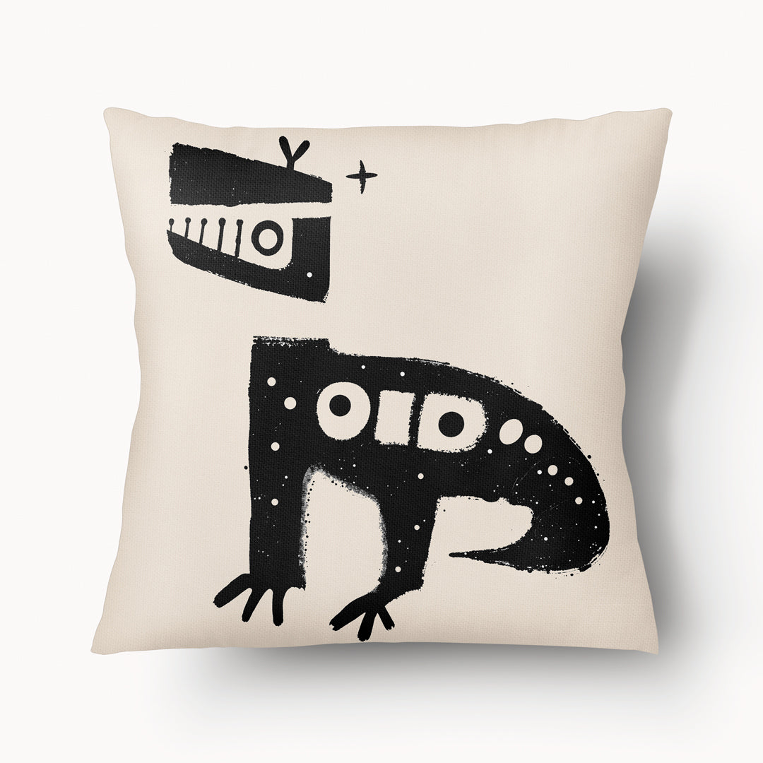 Coussin graphique de décoration de la marque MZelle Design, sur fond clair un motif noir représente un animal tribal, style rupestre moderne