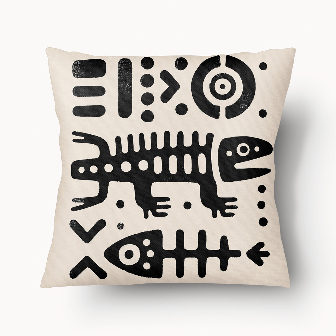 Coussin graphique de décoration de la marque MZelle Design, sur fond clair un motif noir représente un animal tribal, style rupestre moderne