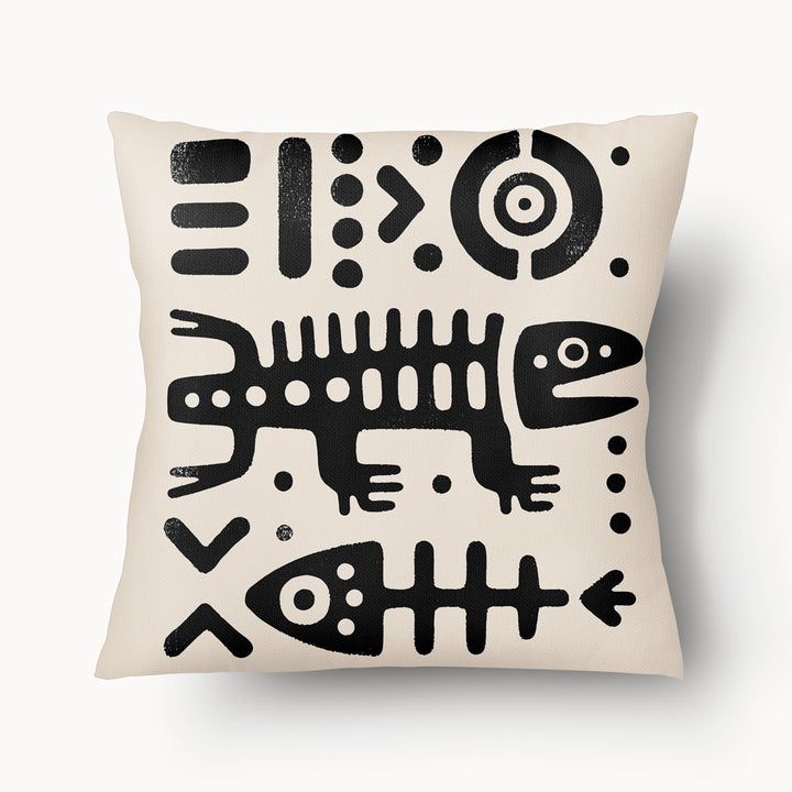 Coussin graphique de décoration de la marque MZelle Design, sur fond clair un motif noir représente un animal tribal, style rupestre moderne