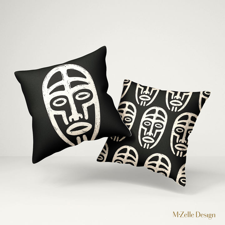 Deux Coussins graphique de décoration de la marque MZelle Design, sur fond noir un motif beige représente un all over de masque tribal, style rupestre moderne