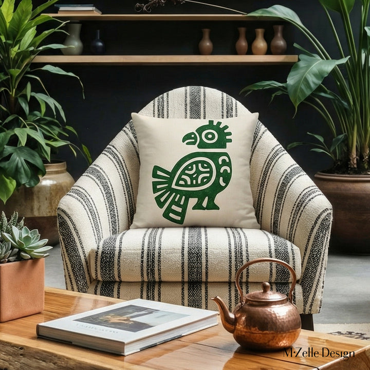 Décoration intérieur ethnique avec un coussin aspect lin MZelle design style Arts rupestres Tainos, motifs pétroglyphes, fond écru et oiseau vert