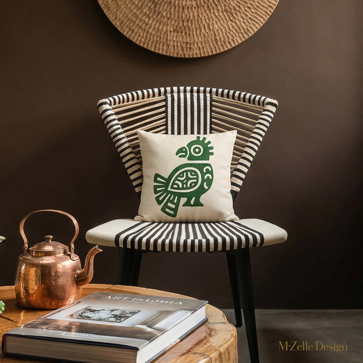 Décoration intérieur ethnique avec un coussin aspect lin MZelle design style Arts rupestres Tainos, motifs pétroglyphes, fond écru et oiseau vert