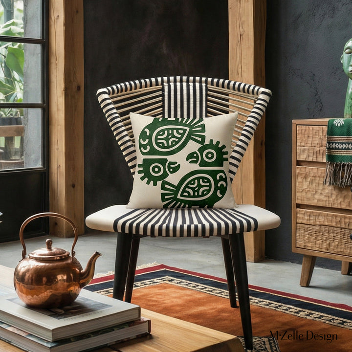 Décoration intérieur ethnique avec un coussin aspect lin MZelle design style Arts rupestres Tainos, motifs pétroglyphes, fond écru et oiseau vert