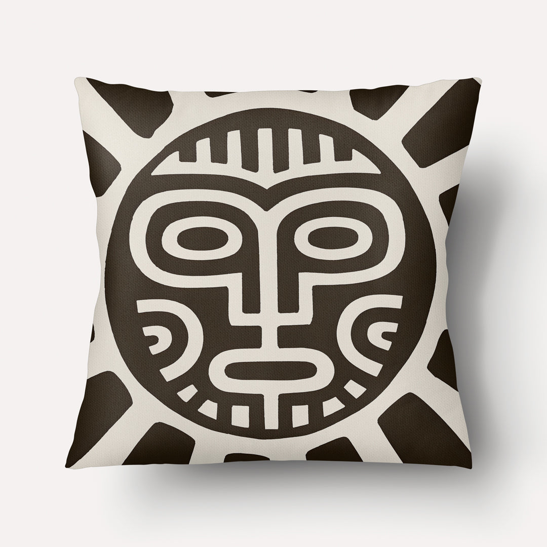 Coussin décoratif aspect lin MZelle Design, avec un beau Design graphique en forme de soleil et masque, d'inspiration Tainos et Arawaks sur fond clair