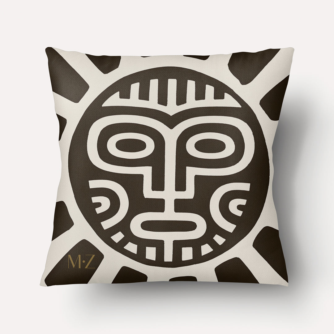 Coussin décoratif aspect lin MZelle Design, avec un beau Design graphique en forme de soleil et masque, d'inspiration Tainos et Arawaks sur fond clair