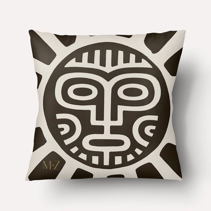 Coussin décoratif aspect lin MZelle Design, avec un beau Design graphique en forme de soleil et masque, d'inspiration Tainos et Arawaks sur fond clair