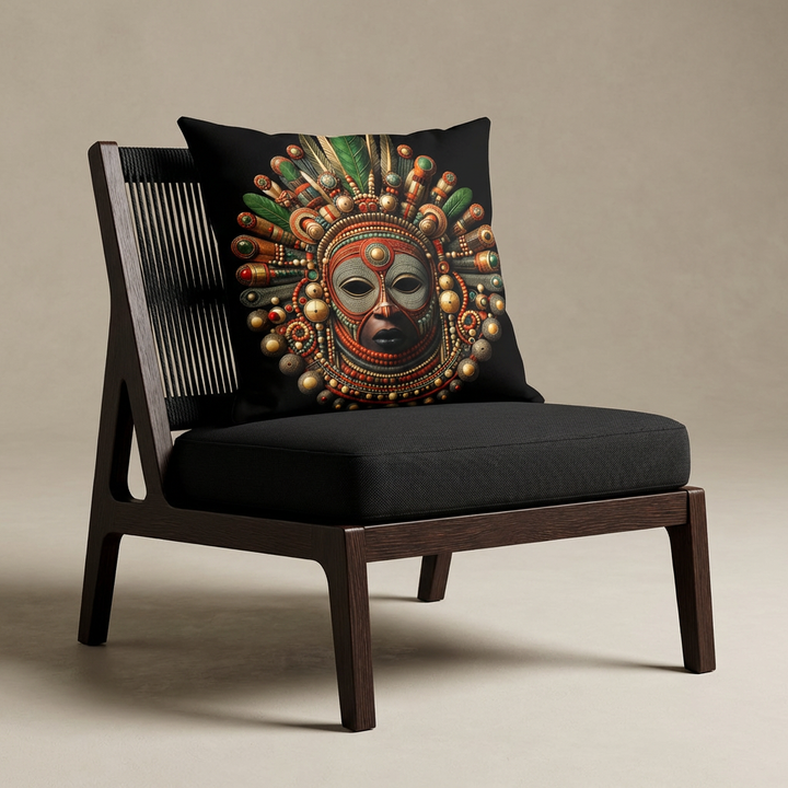 Photographie professionnelle extrêmement détaillée et de haute qualité d'un fauteuil en bois de wengé , sans accoudoirs, dossier en cordage noir, assise en twill noir, découpe triangulaire sur les côtés, orné d'un large coussin mzelle design motif masque africain.