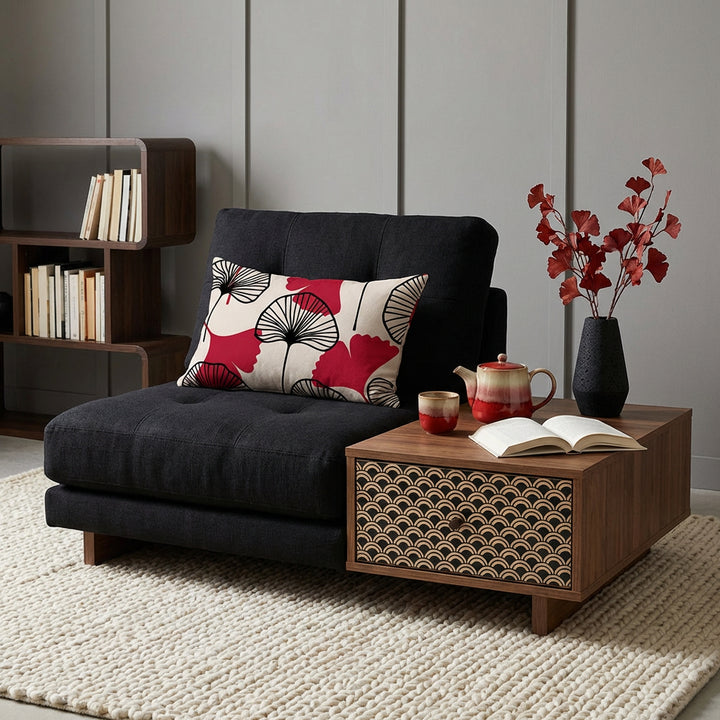 Photographie d'intérieur japandi-nordique, épuré mais chaleureux, fauteuil-futon moderne orné d'un beau coussin rectangulaire mzelle design motifs ginkgo,  table basse, avec un tiroir peint d'un motif en écaille de poisson noir et beige. Service à thé en céramique et branches de ginkgo rouges.