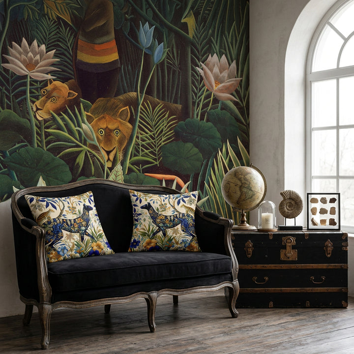 Photo professionnelle de décoration d'intérieur, salon artisique esprit Wunderkammer . Canapé boudoir en bois noir patiné vieilli, orné de deux coussins mzelle design motif animalier.  Architecture sobre aux lignes épurées, mur peint d'une fresque du douanier rousseau , sol en bois fumé.  Quelques pièces soigneusement sélectionnées sur une commode d'apothicaire. 