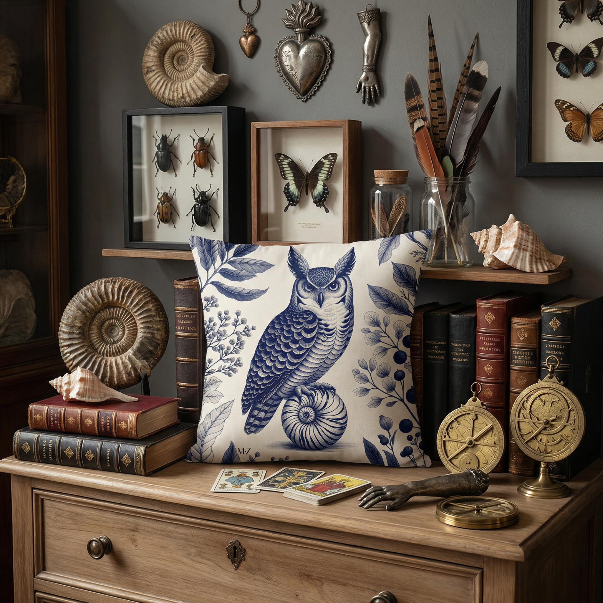 Photographie professionnelle d'intérieur d'un cabinet de curiosités, boutique de décoration de style moderne, mettant l'accent sur une commode naturaliste où est posé un coussin carré, entouré des objets rares.