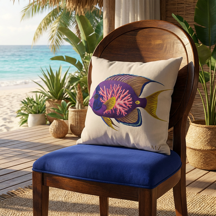 Photo professionnelle de décoration d'intérieur d'une villa eco-lodge en bois,  baignée de soleil , vue sur une chaise style créole, en bois  au design arrondi et orné d'un large coussin mzelle design motifs poissons tropicaux, en arrière plan vue sur la plage.