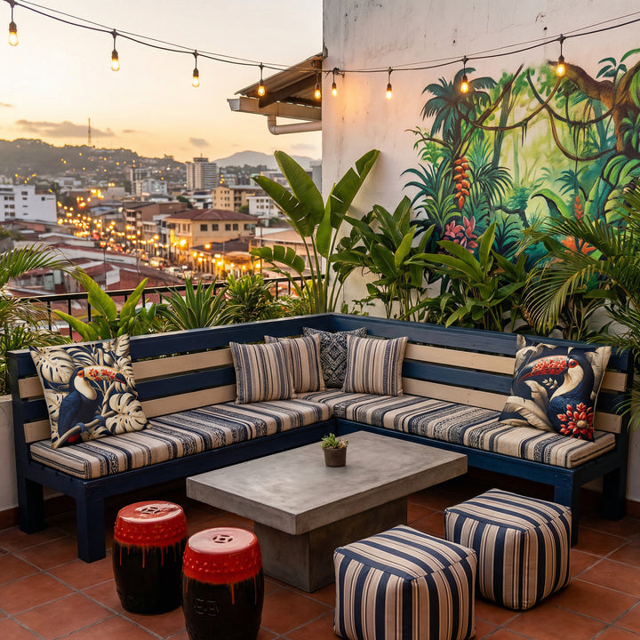 Photo professionnelle lifestyle, espace moderne et éclectique, vue de face d'un confortable banc d'angle en forme de L fabriqué à partir de palette en bois récupération et d' assises en toiles de jute venant de sac de riz ou de café , 4 coussins assortis et 2 larges coussins motif toucans.