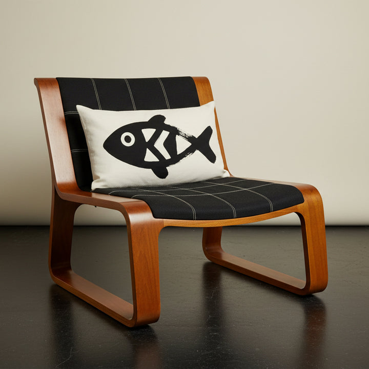 Photographie professionnelle qualité studio, d'un coussin rectangle mzelle design motif poissons, disposé sur une chaise japonaise sans accoudoirs, dossier en tissu noir surpiqué de fil écru, structure épaisse en bois de manguier, disposé dans décor écru neutre.