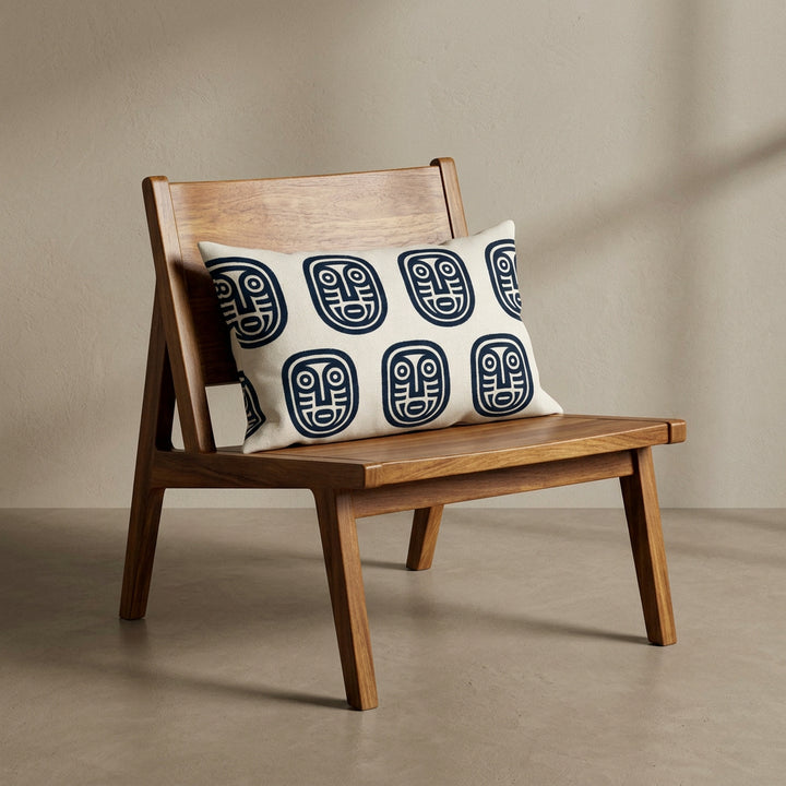 Photographie professionnelle extrêmement détaillée et de haute qualité d'un coussin rectangle mzelle design disposé sur un fauteuil japonais moderne en bois de manguier laqué, dans un décor beige neutre.