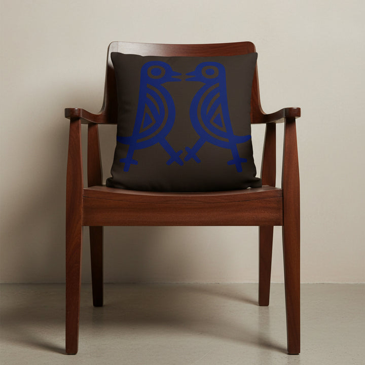 Photographie professionnelle de décoration avec un coussin mzelle design motif tribal, disposé sur un fauteuil japonais moderne en bois de manguier laqué dans un décor beige neutre.