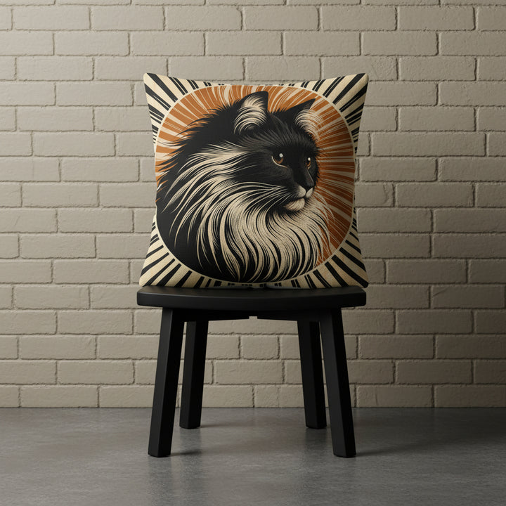 Photographie professionnelle qualité studio, d'un coussin disposé sur un tabouret style japandi en bois vernis disposé contre un mur de brique beige neutre, sol en béton ciré gris foncé.