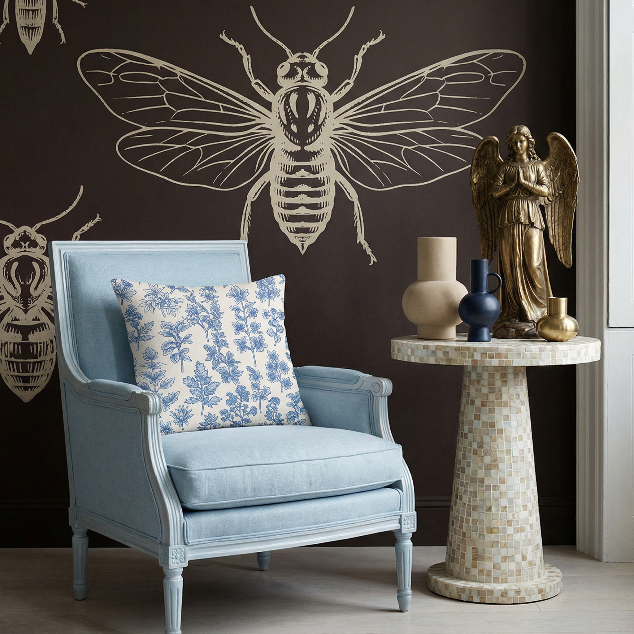 Photographie professionnelle, vue de face d'un fauteuil neo classique en lin bleu lavande au design arrondi audacieux, rehaussée par un large coussin au milieu et deux coussins arrondis en laine écru.