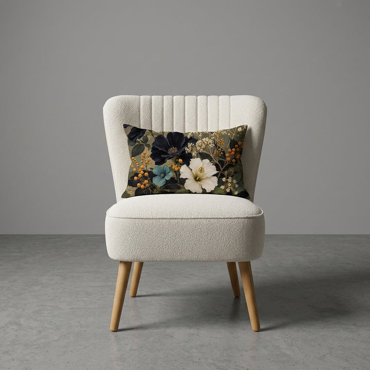 photographie professionnelle décoration de mobilier, fauteuil épuré de style crapaud écru capitonné avec un coussin mzelle design motif fleurs posé dessus, placé dans un décor neutre.