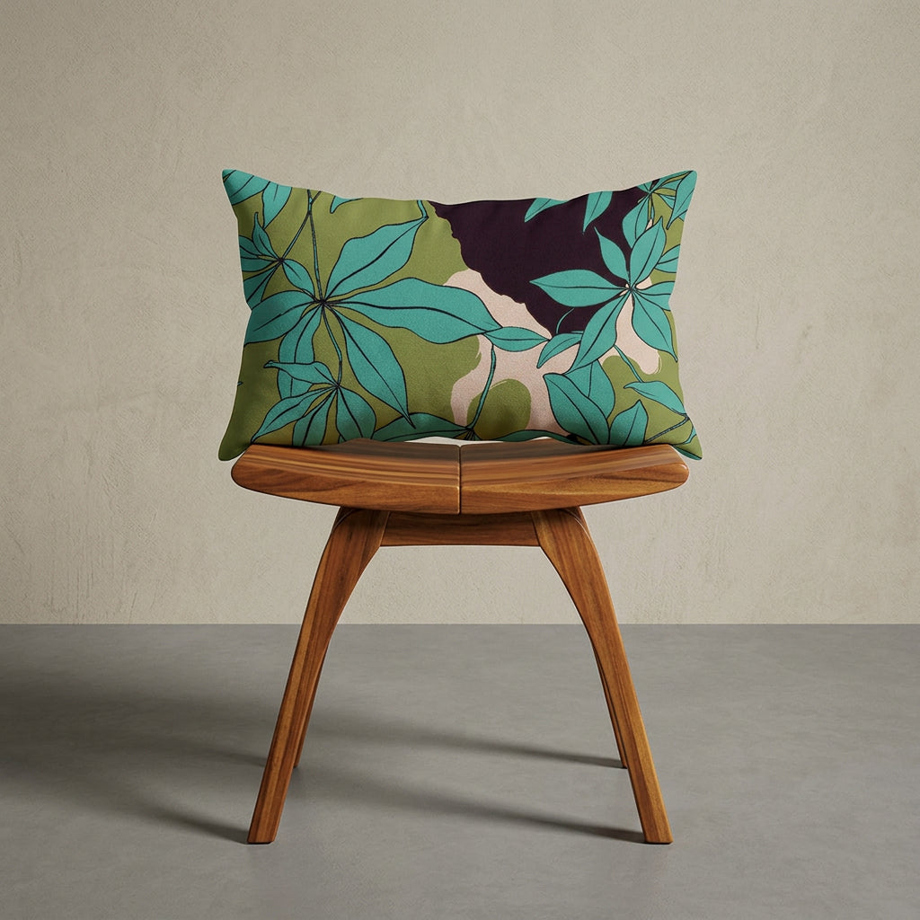 Photographie professionnelle extrêmement détaillée et de haute qualité d'un coussin mzelle design motif stylisé feuilles eucalyptus, disposé sur un tabouret japonais moderne en bois d'acacia vernis disposé contre un mur, dans un décor beige neutre, sobre, sol en ciment couleur neutre.