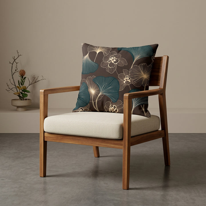 Photographie professionnelle décoration japandi, coussin mzelle design motif ginkgo, disposé sur un fauteuil japonais moderne en bois de manguier laqué, assise en bois, disposé dans un décor beige neutre, sobre, sol en ciment couleur unie.