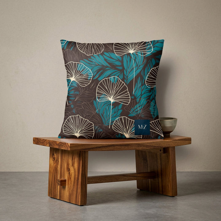 Photographie professionnelle décoration japandi, coussin mzelle design motif ginkgo, disposé sur un banc japonais moderne en bois de manguier laqué, assise en bois, disposé dans un décor beige neutre, sobre, sol en ciment couleur unie.