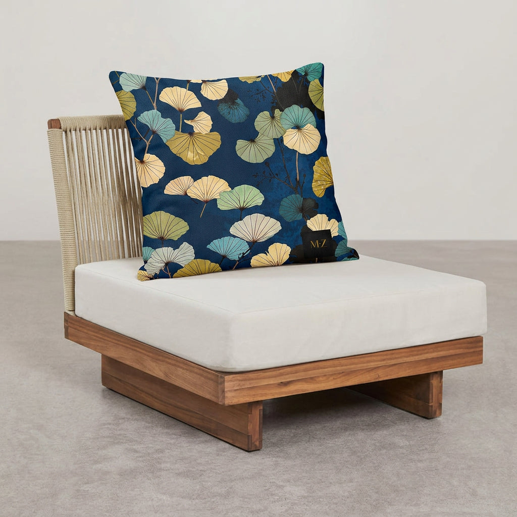 Photographie professionnelle décoration japandi, d'un coussin mzelle design motif ginkgo disposé sur un fauteuil japonais moderne en bois d'acacia vernis disposé contre un mur, dans un décor beige neutre, sobre, sol en ciment couleur unie.