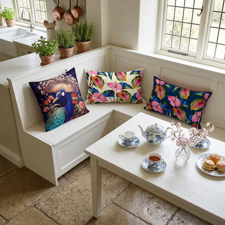 Photo professionnelle de décoration de  cuisine avec un angle aménagé style cottage anglais, avec une banquette-coffre moderne en bois blanc avec une   accumulation maximaliste de 3 coussins décoratifs mzelle design, sol en pierres , table assortie, garnie d'un service à thé en porcelaine fine. Atmosphère printanière raffinée.