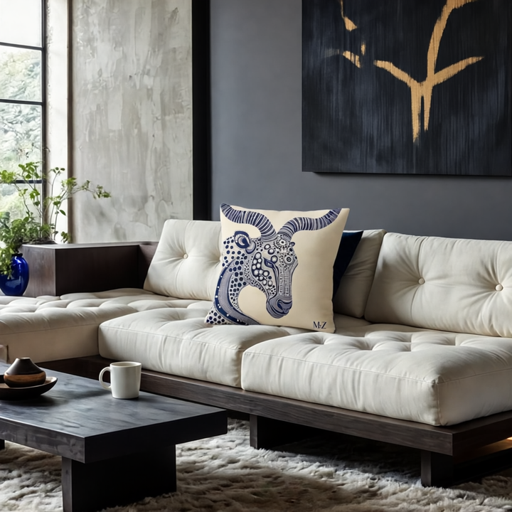 Décoration intérieur, salon moderne avec un superbe Coussin moderne de la marque MZelle Design, un Animal Totem graphique au trait bleu sur fond écru 
