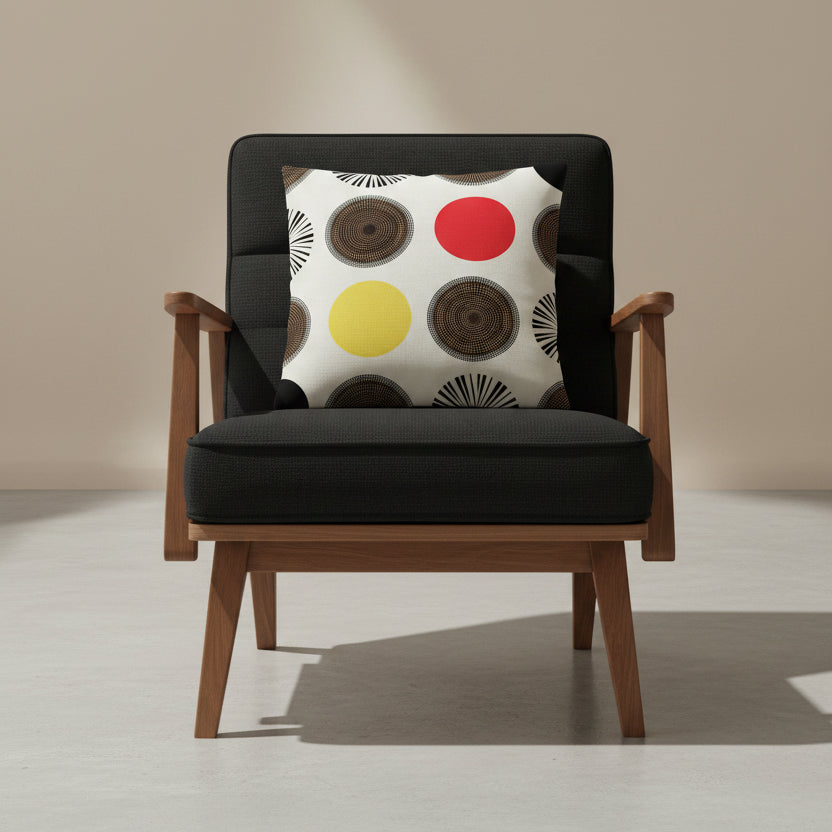 Photographie professionnelle d'un coussin graphique mzelle design,  posé sur un fauteuil moderne en bois d'acacia vernis, assise en twill noir finement texturé, disposé dans un décor beige neutre, sobre, sol en ciment couleur unie.