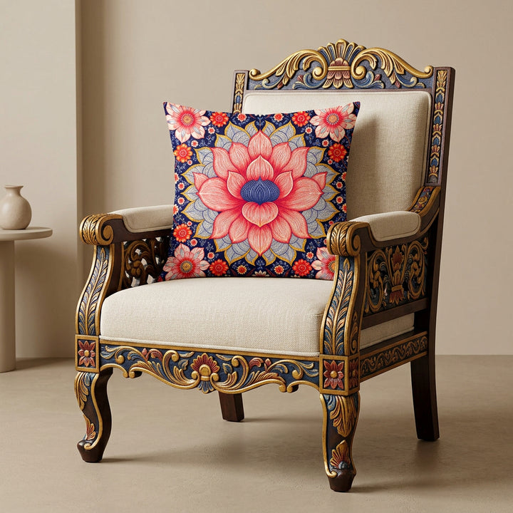 Photographie professionnelle de décoration, superbe fauteuil Indien Style dravidien, assise en coton écru, structure en bois de manguier peint ajouter un large coussin mzelle design motif mandala, disposé dans décor écru neutre.