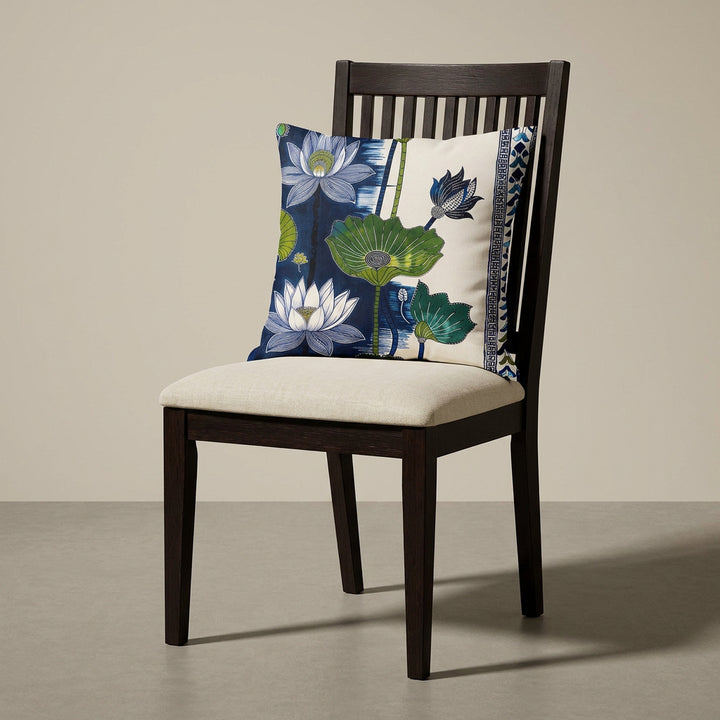 Photographie professionnelle extrêmement détaillée et de haute qualité d'un grand coussin mzelle design motif oiseau indien, disposé sur une chaise en bois de wengé vue de face, sans accoudoirs, dossier haut , assise en lin écru, disposé dans décor écru neutre.