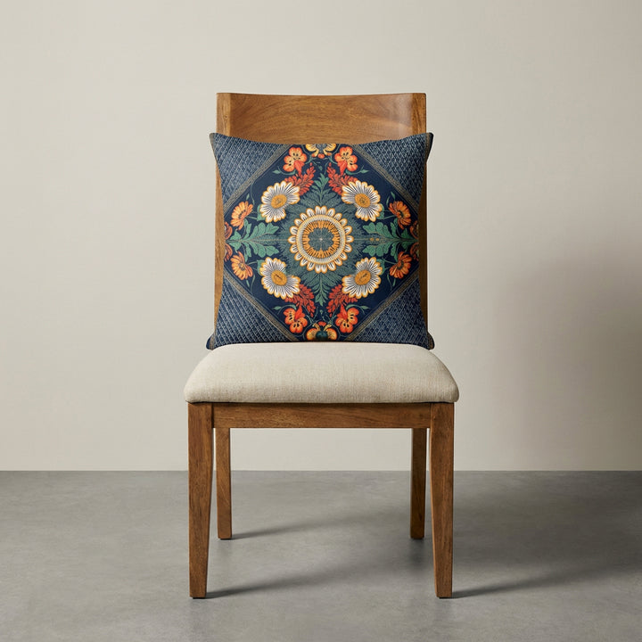 Photographie professionnelle extrêmement détaillée et de haute qualité d'un grand coussin mzelle design motif indien disposé sur une chaise en bois de manguier vue de face, sans accoudoirs, dossier haut , assise en lin écru, disposé dans décor écru neutre.