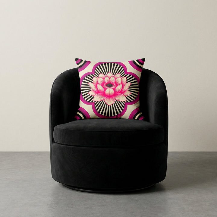 Photographie professionnelle extrêmement détaillée et de haute qualité d'un coussin mzelle design motif lotus, disposé sur un fauteuil 70's en velours noir , vue de face, sans accoudoirs, dossier arrondi, disposé dans décor écru neutre.