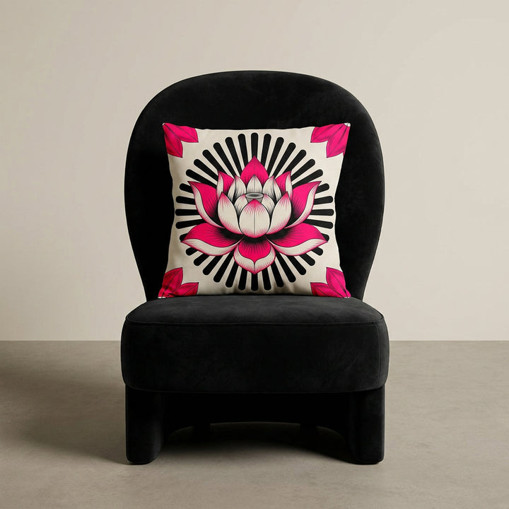 Photographie professionnelle extrêmement détaillée et de haute qualité d'un coussin mzelle design motif lotus graphique, disposé sur un fauteuil 70's en velours noir , vue de face, sans accoudoirs, dossier arrondi, disposé dans décor écru neutre.
