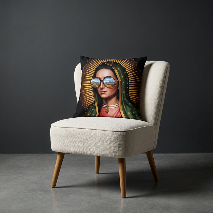photographie professionnelle de mobilier de décoration, un fauteuil épuré de style crapaud écru capitonné avec un coussin mzelle design motif madone de guadalupe posé dessus, placé dans un décor neutre.