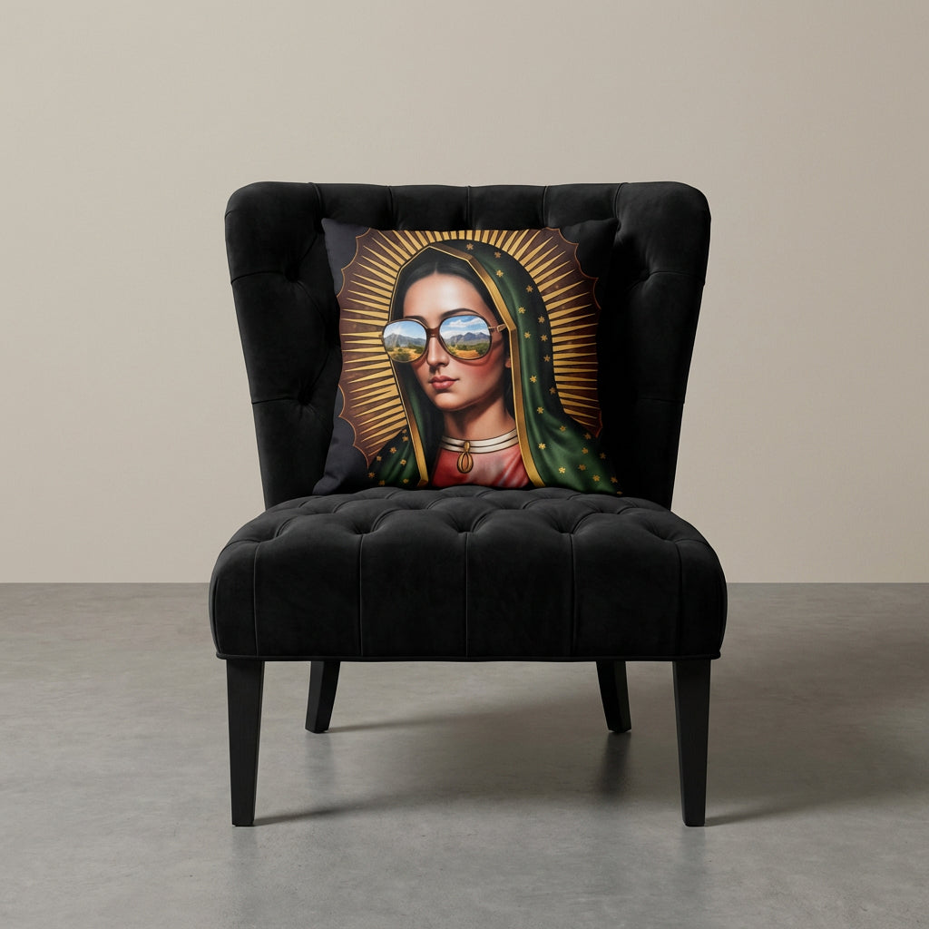 photographie professionnelle de mobilier de décoration, un fauteuil épuré de style crapaud noir capitonné avec un coussin mzelle design motif madone de guadalupe posé dessus, placé dans un décor neutre.