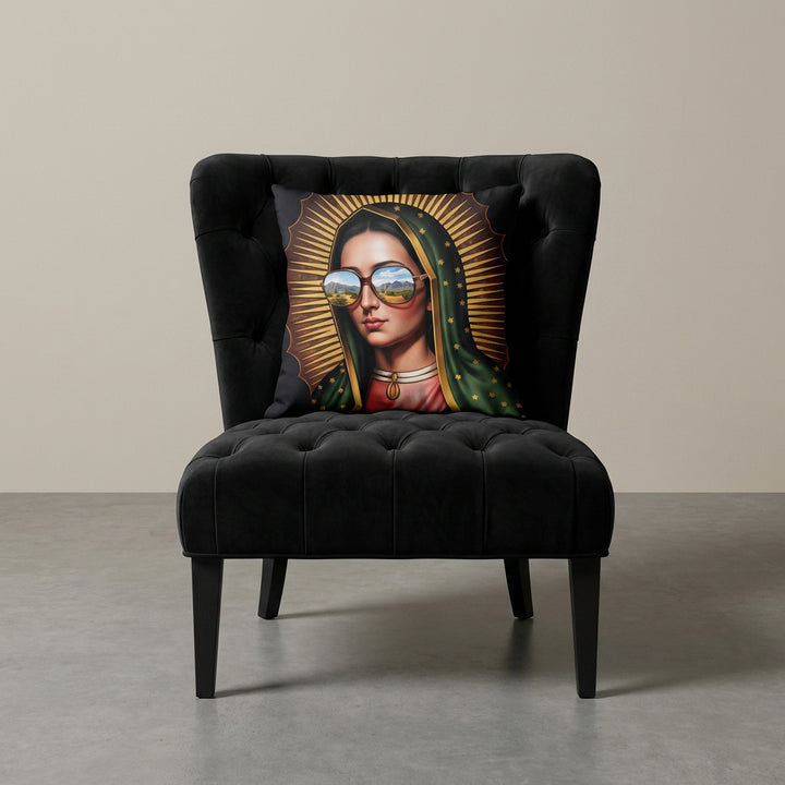 photographie professionnelle de mobilier de décoration, un fauteuil épuré de style crapaud noir capitonné avec un coussin mzelle design motif madone de guadalupe posé dessus, placé dans un décor neutre.