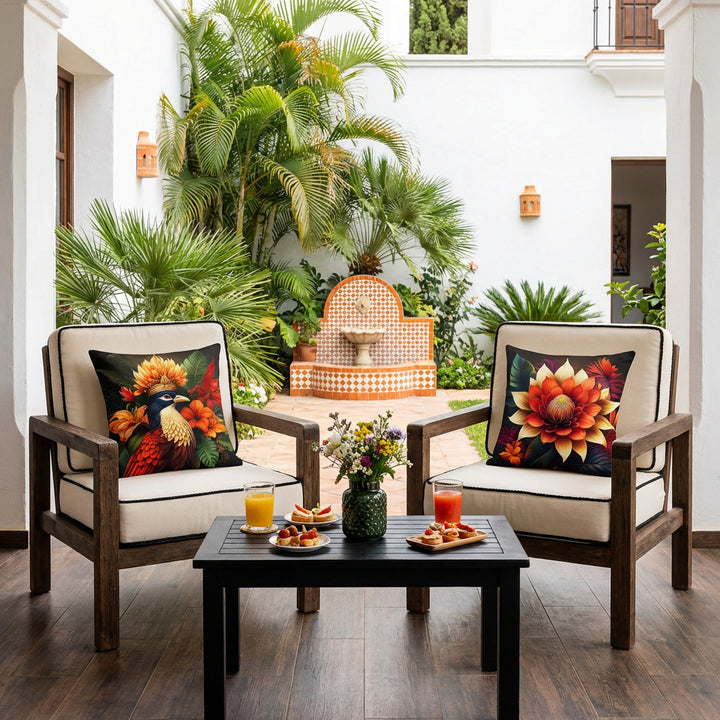 Photo professionnelle d'une hacienda  baignée de soleil , 2 fauteuils modernes en bois rustique foncé , assises écrues finitions galons noirs, chacun est orné d'un large coussin mzelle design oiseau exotique et fleur, table basse en bois noir avec 2 verres de jus de fruits, tapas.